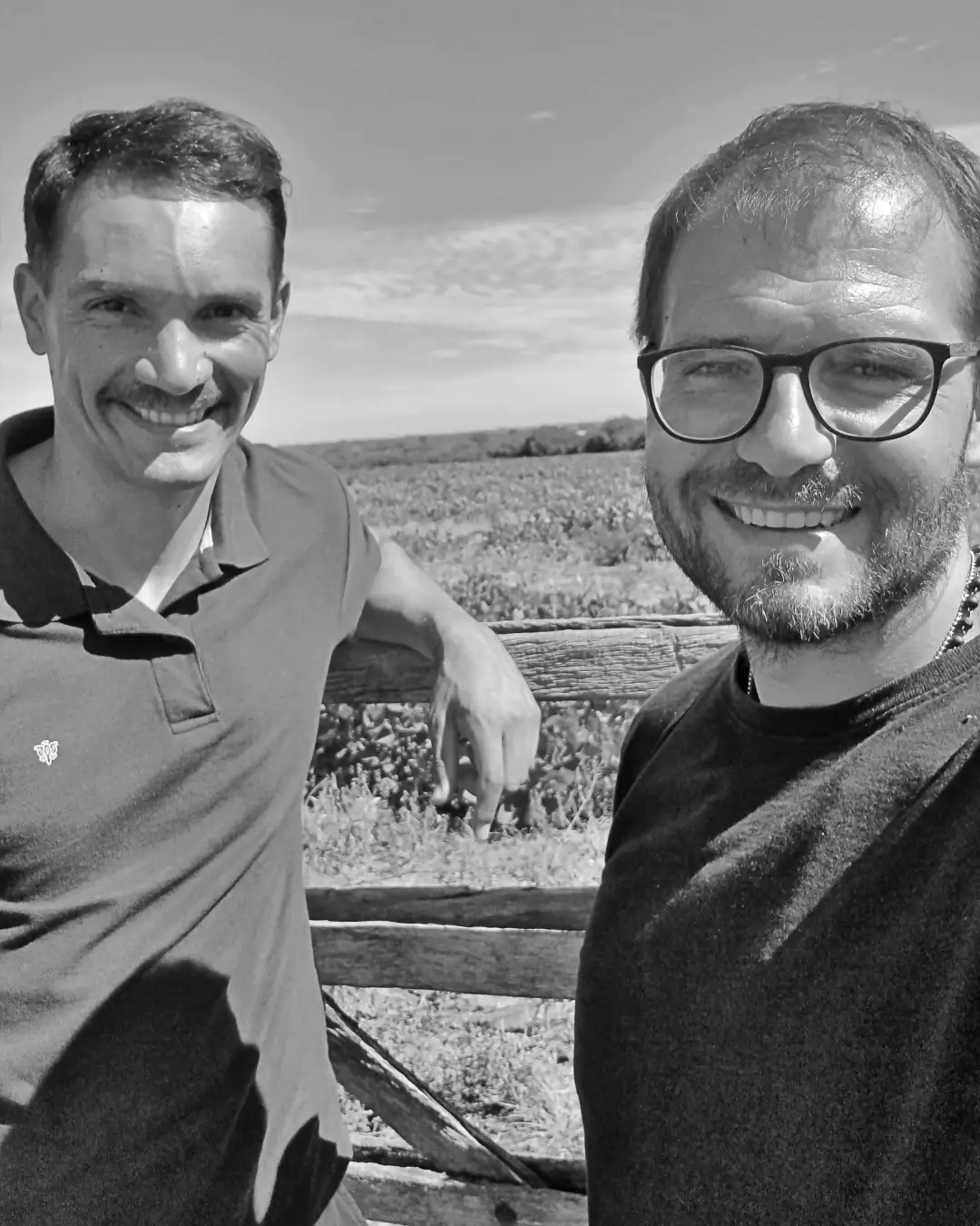 Socios fundadores de Campos en Entre Ríos en una tranquera de en un campo en venta